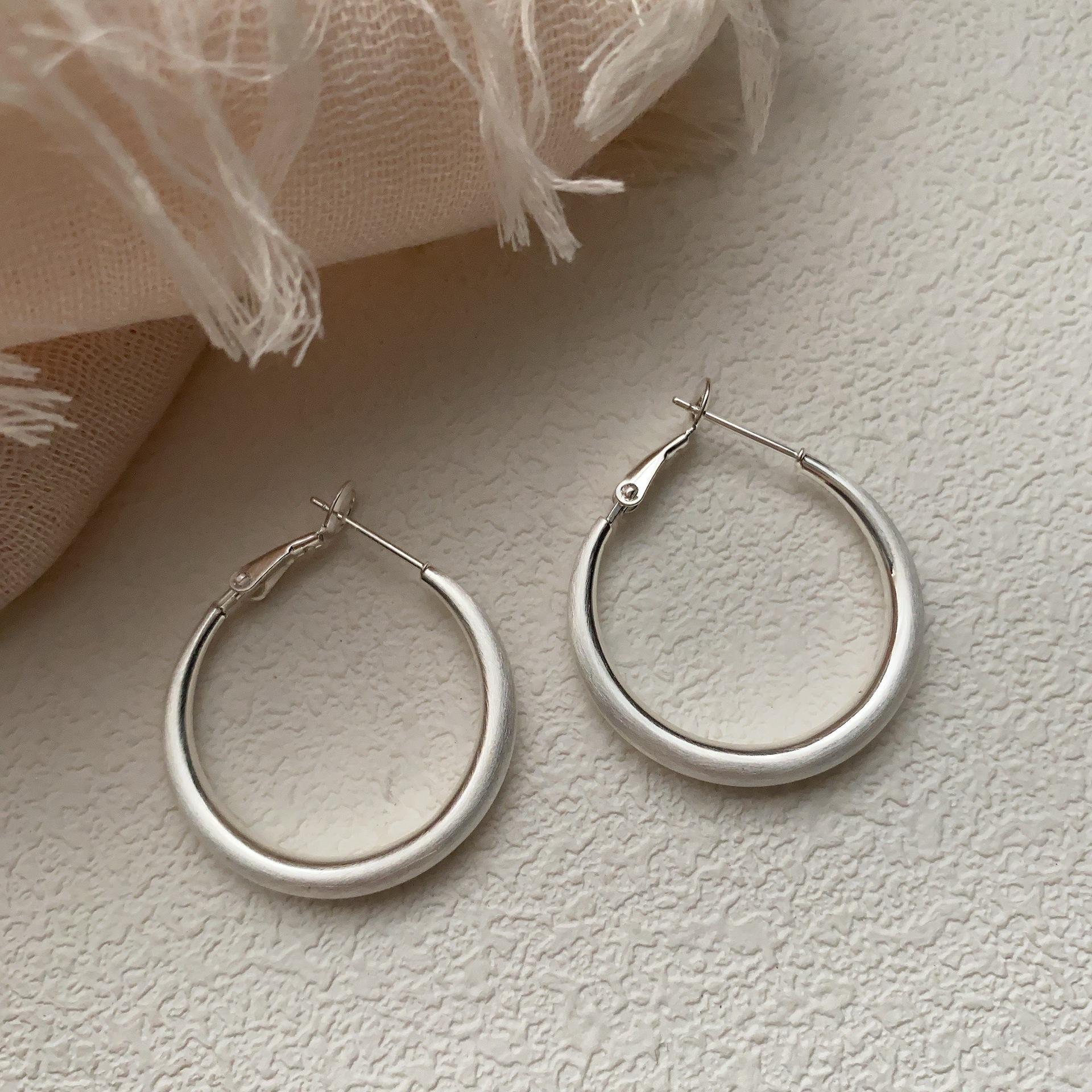 Temperament Versatile Commuting Four Seasons Can Wear Plain Ring Round Brushed Earrings Simple Fashion High Sense Earrings Women
Temperament Versatile Commuting Four Seasons Can Wear Plain Ring Round Brushed Earrings Simple Fashion High Sense Earrings Women