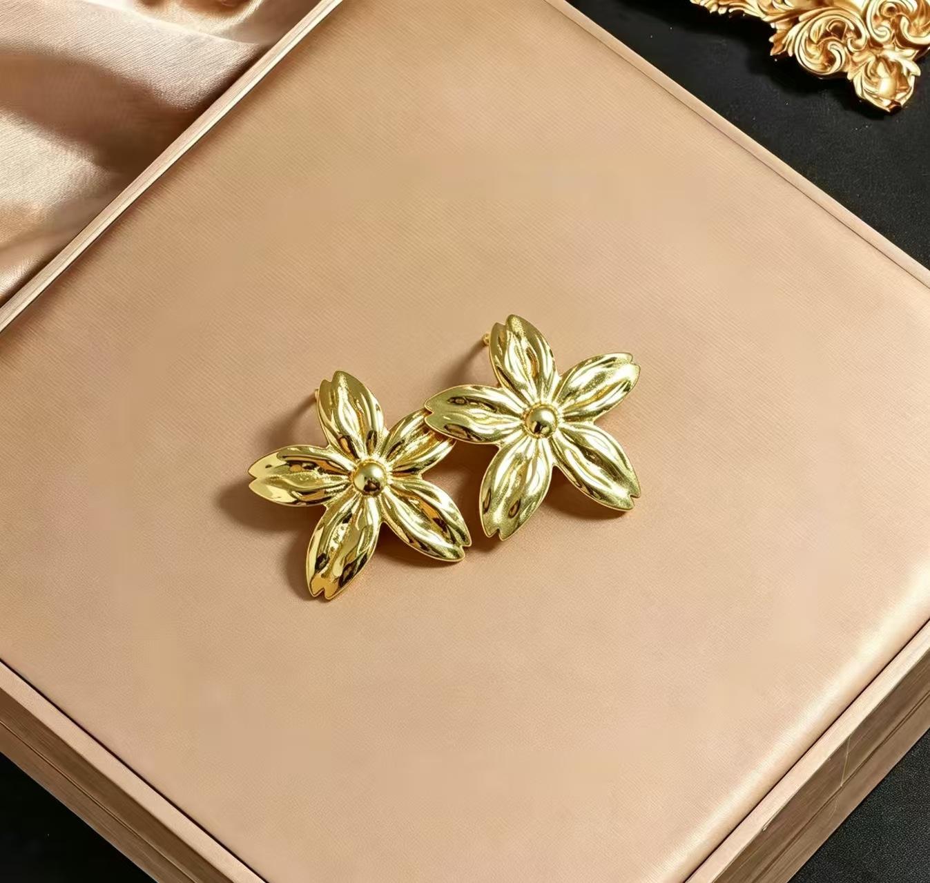 Stainless steel gold earrings, niche design love starfish shell studs, light luxury versatile earrings batch
Stainless steel gold earrings, niche design love starfish shell studs, light luxury versatile earrings batch