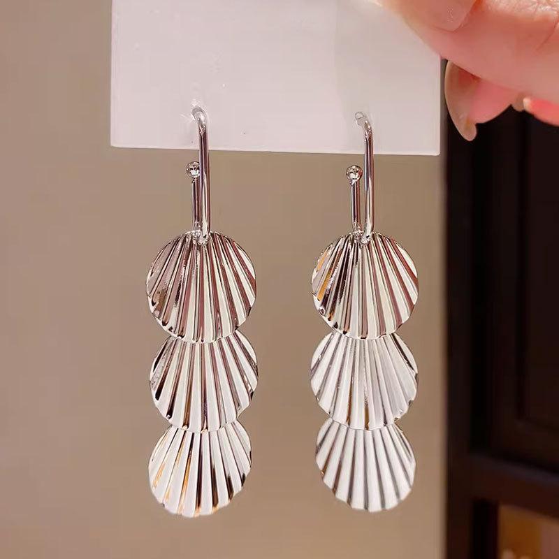 111 Silver Needle Design Sense Cold Wind Metal Shell Earrings Advanced Sense Personality Exaggerated Face Thin Earrings Earrings 925 silver needle
111 Silver Needle Design Sense Cold Wind Metal Shell Earrings Advanced Sense Personality Exaggerated Face Thin Earrings Earrings 925 silver needle