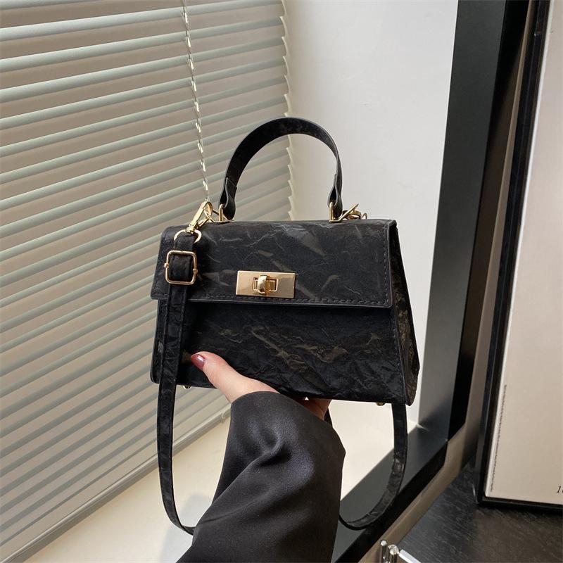 Весна Новый Стиль Простой Дорожный Замок Ретро Тренд Корейская Версия Однотонная Ручная Одноплечевая Кроссбоди Маленькая Квадратная Сумка
Весна Новый Стиль Простой Дорожный Замок Ретро Тренд Корейская Версия Однотонная Ручная Одноплечевая Кроссбоди Маленькая Квадратная Сумка