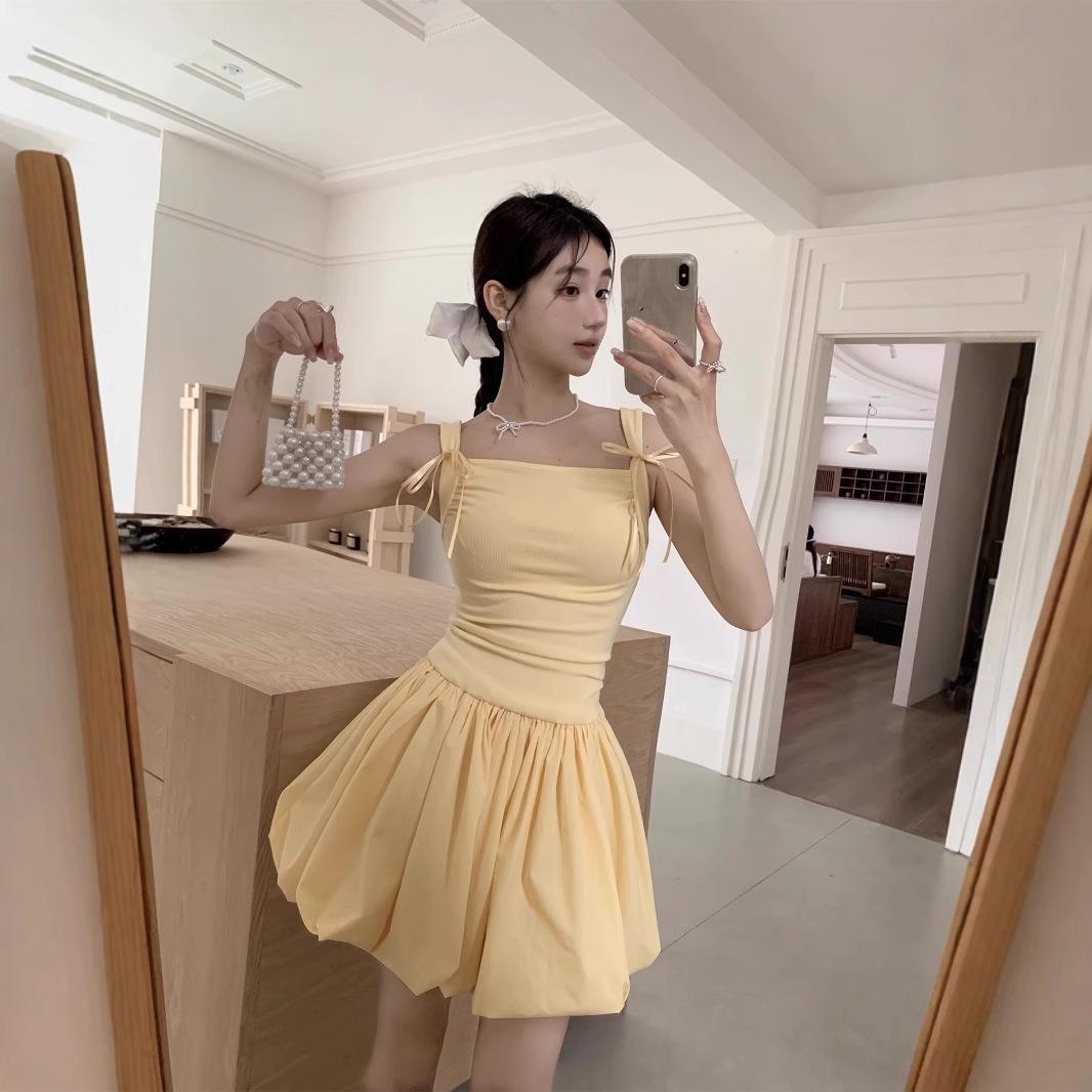 Женское желтое платье А-силуэта на бретелях с бантом - Сладкое летнее цветочное платье с пышной юбкой L жёлтый
Женское желтое платье А-силуэта на бретелях с бантом - Сладкое летнее цветочное платье с пышной юбкой L жёлтый