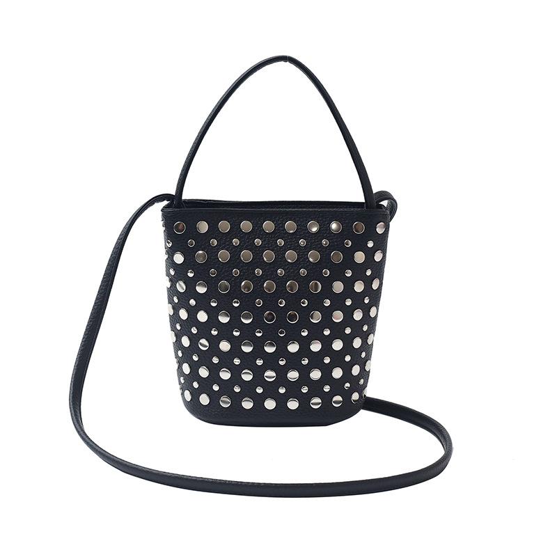 Новая женская сумка с заклепками, модная крутая модная сумка на плечо, новая сумка-ведро, сумочка чёрный
Новая женская сумка с заклепками, модная крутая модная сумка на плечо, новая сумка-ведро, сумочка чёрный