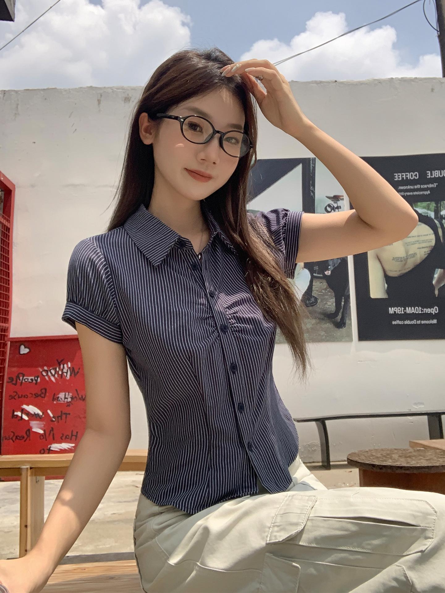 Navy blue design vertical pattern Polo collar shirt women s summer new button waist beautiful and thin L темно-синього кольору
Navy blue design vertical pattern Polo collar shirt women s summer new button waist beautiful and thin L темно-синього кольору
