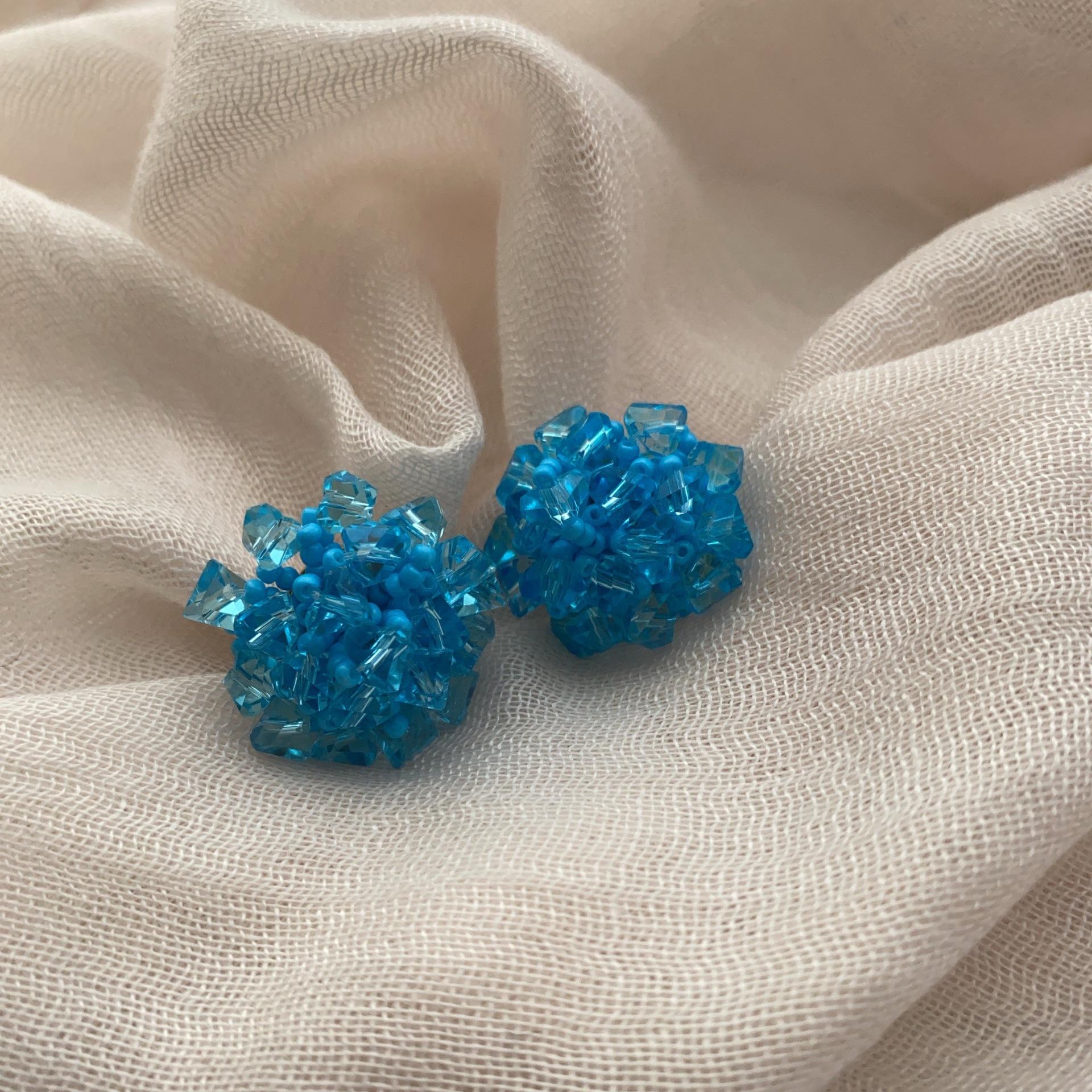 Fresh beaded round earrings show white holiday wind cold weaving simple design girl high-grade cute resin woman
Fresh beaded round earrings show white holiday wind cold weaving simple design girl high-grade cute resin woman