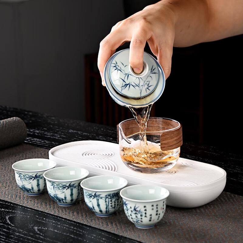 Jinhongyu Portable Ceramic Tea Set with Leather Case
Jinhongyu Portable Ceramic Tea Set with Leather Case