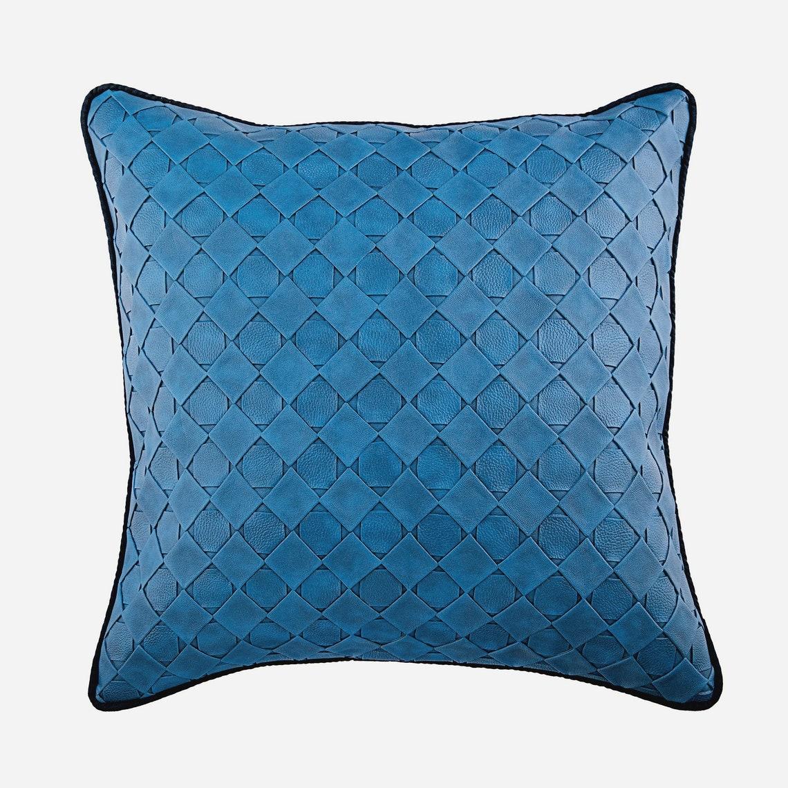 The HomeCentric Toss Pillow Cover Синяя наволочка Искусственная кожа Текстурированное корзиночное переплетение Сплошной цвет Club & Lounge Theme Modern Style - Blue Leather Weave
The HomeCentric Toss Pillow Cover Синяя наволочка Искусственная кожа Текстурированное корзиночное переплетение Сплошной цвет Club & Lounge Theme Modern Style - Blue Leather Weave