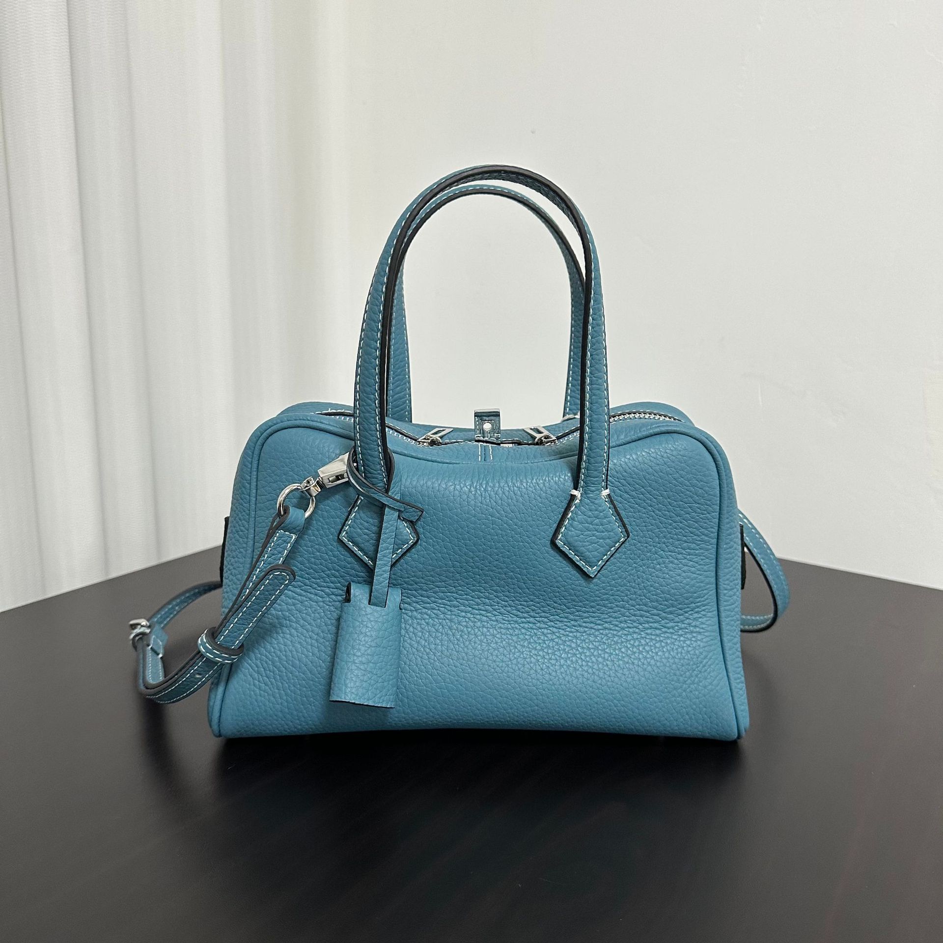 Bags Victoria Large Capacity Bowling Bag Leather Women s Bag Fashion Versatile Women s Bag Handbag Crossbody Bag 25*16*11cm джинсовый синий
Bags Victoria Large Capacity Bowling Bag Leather Women s Bag Fashion Versatile Women s Bag Handbag Crossbody Bag 25*16*11cm джинсовый синий