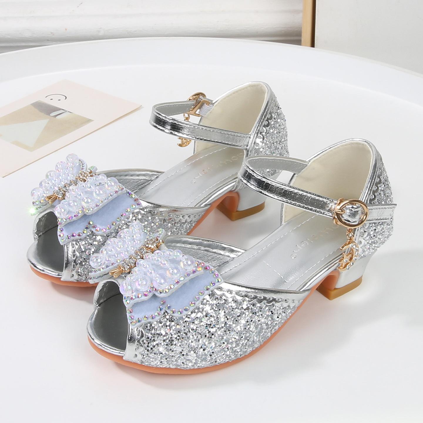Children s high-heeled sandals girls princess shoes little girl middle-aged children s fashion sequins with dress classmates crystal shoes Size 37/inner length 23cm срібний
Children s high-heeled sandals girls princess shoes little girl middle-aged children s fashion sequins with dress classmates crystal shoes Size 37/inner length 23cm срібний