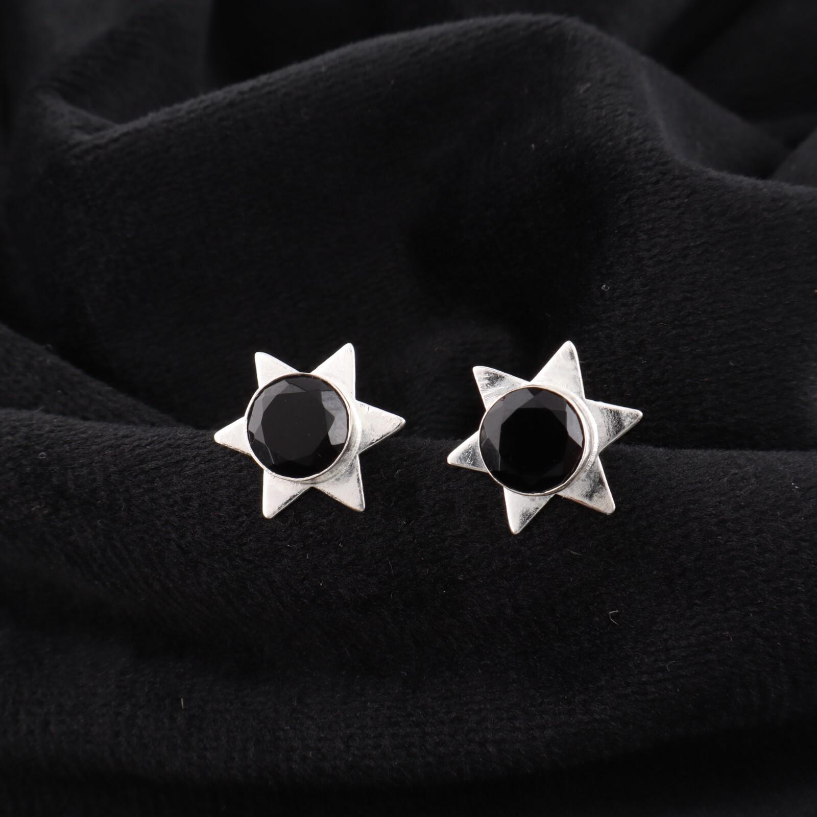 Black Onyx Gemstone 925 Sterling Silver Jewelry Handcrafted Stud Earrings 0.44 EE-175-17
Black Onyx Gemstone 925 Sterling Silver Jewelry Handcrafted Stud Earrings 0.44 EE-175-17