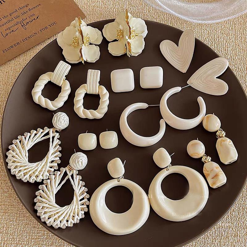 Hong Kong style retro white geometric earrings fashion simple temperament stud earrings niche high-end earrings
Hong Kong style retro white geometric earrings fashion simple temperament stud earrings niche high-end earrings