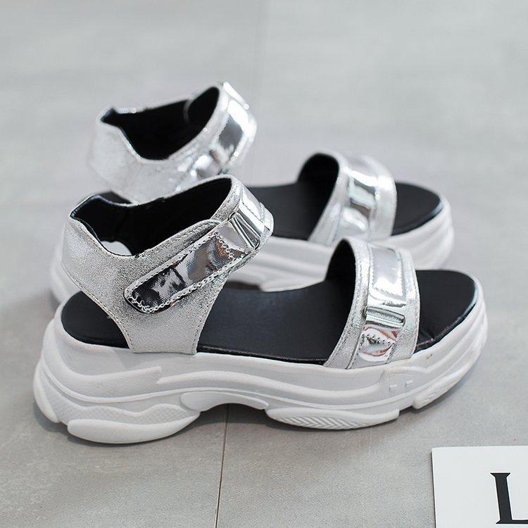 Летняя верхняя одежда женская обувь 2025 новая 5 см платформа-подошва ветрозащитные повседневные сандалии женские туфли на липучках 40 серебряный
Летняя верхняя одежда женская обувь 2025 новая 5 см платформа-подошва ветрозащитные повседневные сандалии женские туфли на липучках 40 серебряный