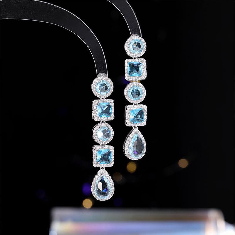 Супер-вспышка света, роскошные высококачественные серьги из нерегулярного циркония, платье с удлиненными модифицированными серьгами в форме лица, туфли синий
Супер-вспышка света, роскошные высококачественные серьги из нерегулярного циркония, платье с удлиненными модифицированными серьгами в форме лица, туфли синий