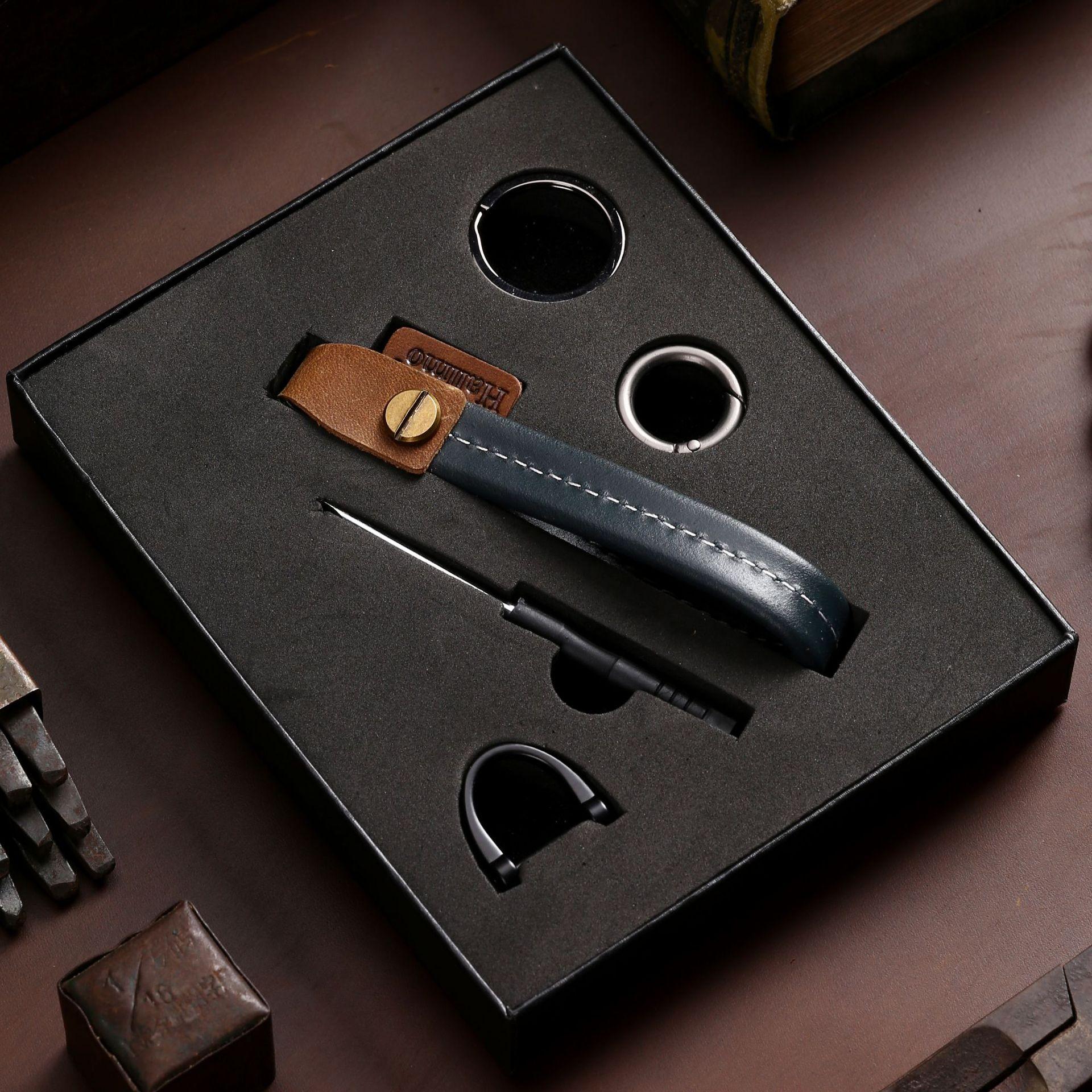 Retro creative car keychain genuine leather multi-functional handmade high-end gift box personalized car keychain chain
Retro creative car keychain genuine leather multi-functional handmade high-end gift box personalized car keychain chain