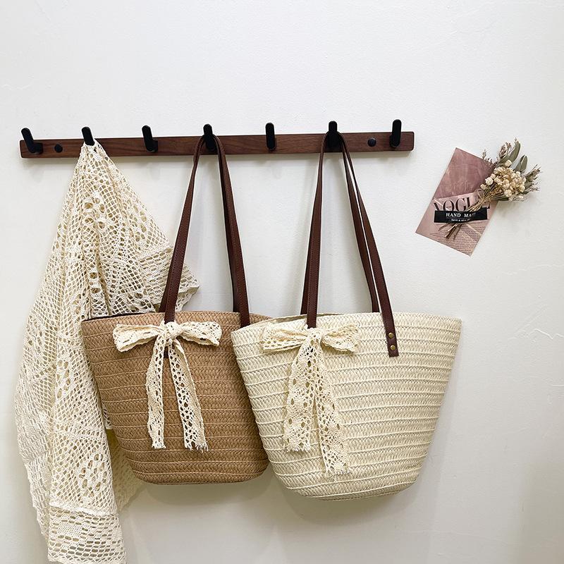 Fashion trend niche design woven bag 2025 spring new foreign style casual simple women texture shoulder bag
Fashion trend niche design woven bag 2025 spring new foreign style casual simple women texture shoulder bag