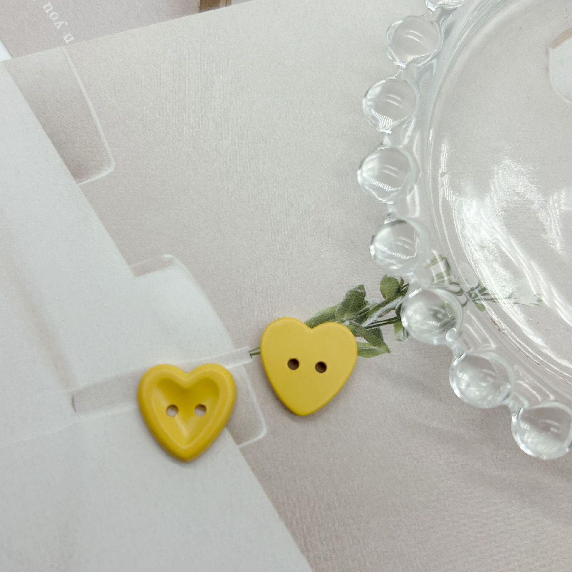 10 шт. 15 мм цветные пластиковые пуговицы в форме сердца в форме макарон для детских рубашек, свитеров, декоративных пуговиц, швейных принадлежностей своими руками 15mm
10 шт. 15 мм цветные пластиковые пуговицы в форме сердца в форме макарон для детских рубашек, свитеров, декоративных пуговиц, швейных принадлежностей своими руками 15mm