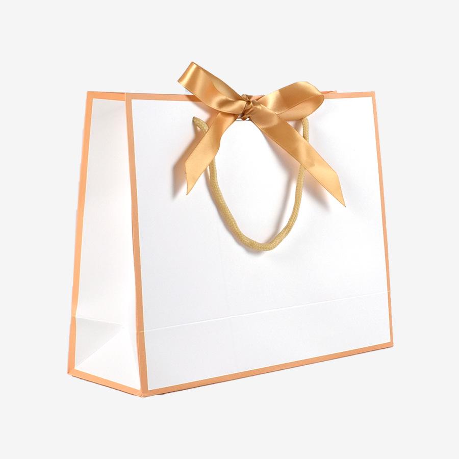Elegant Gold-Trimmed Bow Gift Bag with Black Edges - Multi-Size Paper Tote for Clothing Stores
Elegant Gold-Trimmed Bow Gift Bag with Black Edges - Multi-Size Paper Tote for Clothing Stores