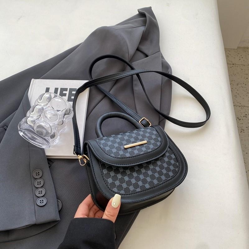 Fashionable Minimalist Crossbody Saddle Bag Stylish Medium Size Pu Handbag Trendy Autumn Colors
Fashionable Minimalist Crossbody Saddle Bag Stylish Medium Size Pu Handbag Trendy Autumn Colors