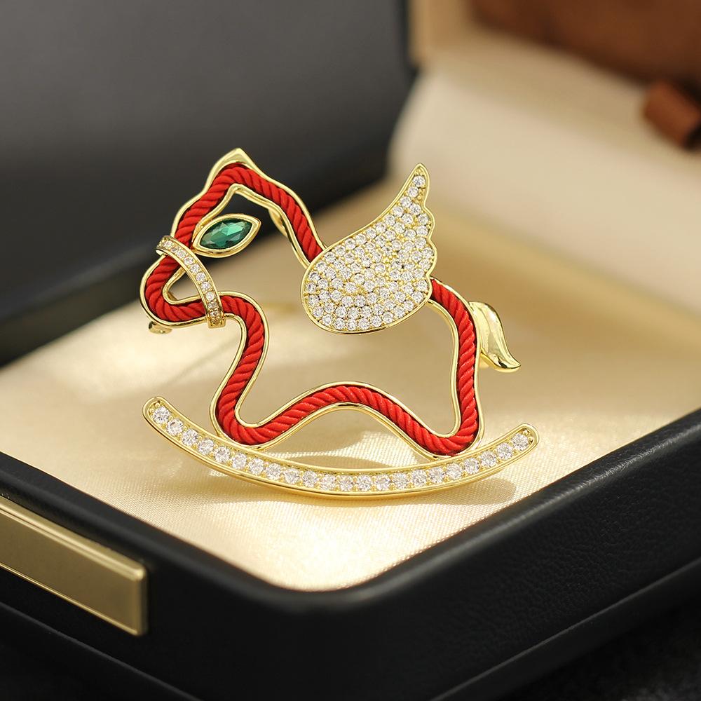 Red rope series dual-purpose Trojan horse brooch, good luck immediately, light luxury, high-grade copper alloy, real gold, electroplated zirconium pin
Red rope series dual-purpose Trojan horse brooch, good luck immediately, light luxury, high-grade copper alloy, real gold, electroplated zirconium pin