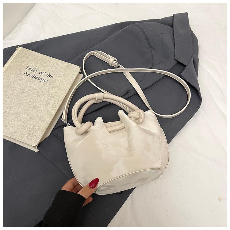 Весна 2025 новая женская милая сумка-тоут с веревочной застежкой, простая, с высоким чувством роскоши, универсальная, женская на плечо/мессенджер
Весна 2025 новая женская милая сумка-тоут с веревочной застежкой, простая, с высоким чувством роскоши, универсальная, женская на плечо/мессенджер