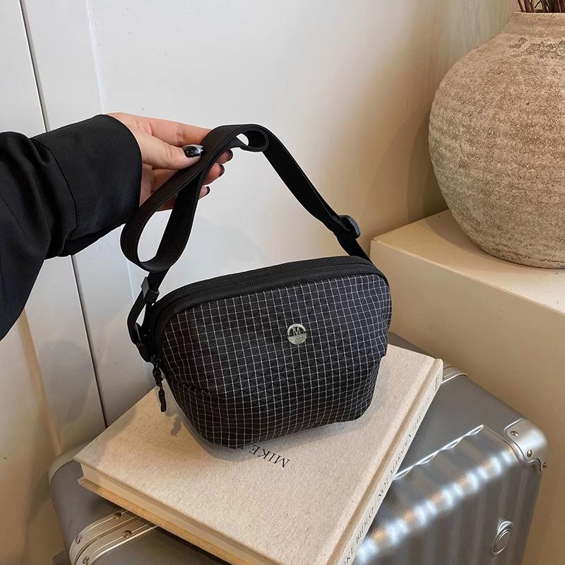 Plaid nylon cloth small bag 2025 new fashion sports bag casual versatile men s and women s lightweight one-shoulder crossbody bag чёрный
Plaid nylon cloth small bag 2025 new fashion sports bag casual versatile men s and women s lightweight one-shoulder crossbody bag чёрный