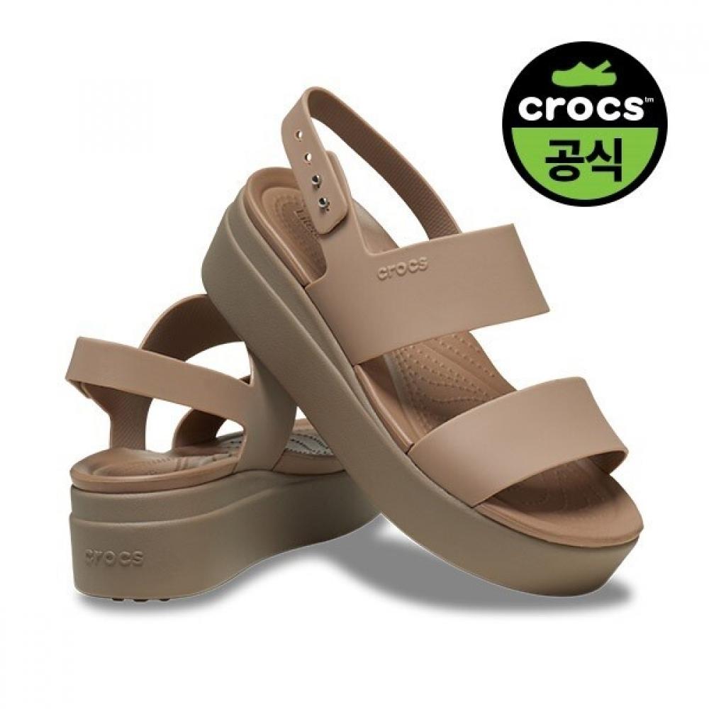 CrocS Women S Brooklyn Low Wedge Lam LATTEMUSHROOM(Z2EL)/W8(250)
CrocS Women S Brooklyn Low Wedge Lam LATTEMUSHROOM(Z2EL)/W8(250)