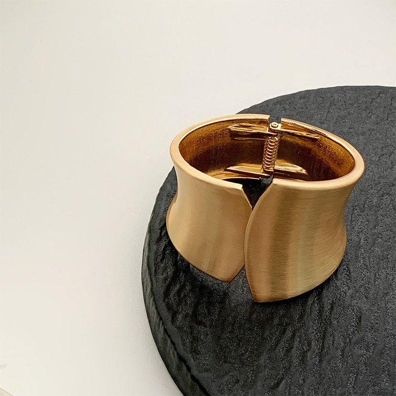 Fashion Retro Exaggerated Metal Wide Brushed Bracelet Women s Niche Temperament Bracelet 2025 Fall and Winter Sweater Accessories Gold
Fashion Retro Exaggerated Metal Wide Brushed Bracelet Women s Niche Temperament Bracelet 2025 Fall and Winter Sweater Accessories Gold