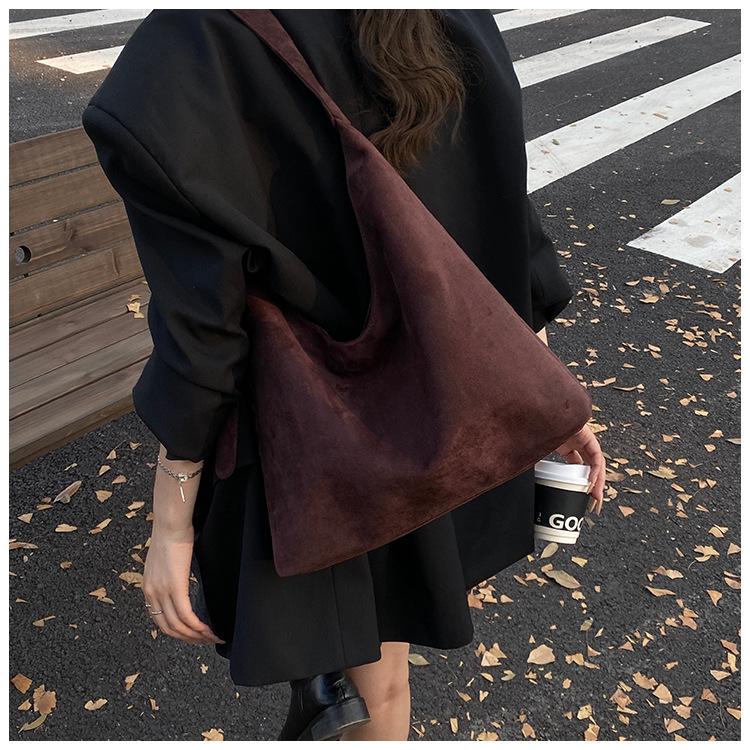 2025 Women s Versatile Large-Capacity Bucket Shoulder Bag 36*10.5*36 кавовий
2025 Women s Versatile Large-Capacity Bucket Shoulder Bag 36*10.5*36 кавовий