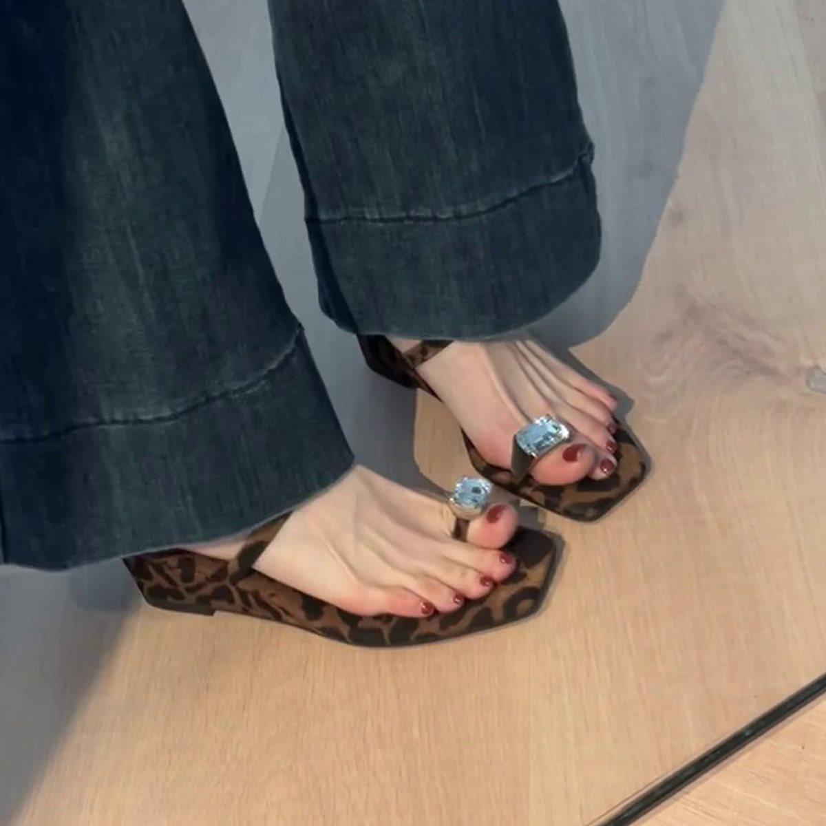 Set of toes French silver square head rhinestone French one-word temperament slope heel slippers thick bottom cool slippers women s summer outer belt 40
Set of toes French silver square head rhinestone French one-word temperament slope heel slippers thick bottom cool slippers women s summer outer belt 40