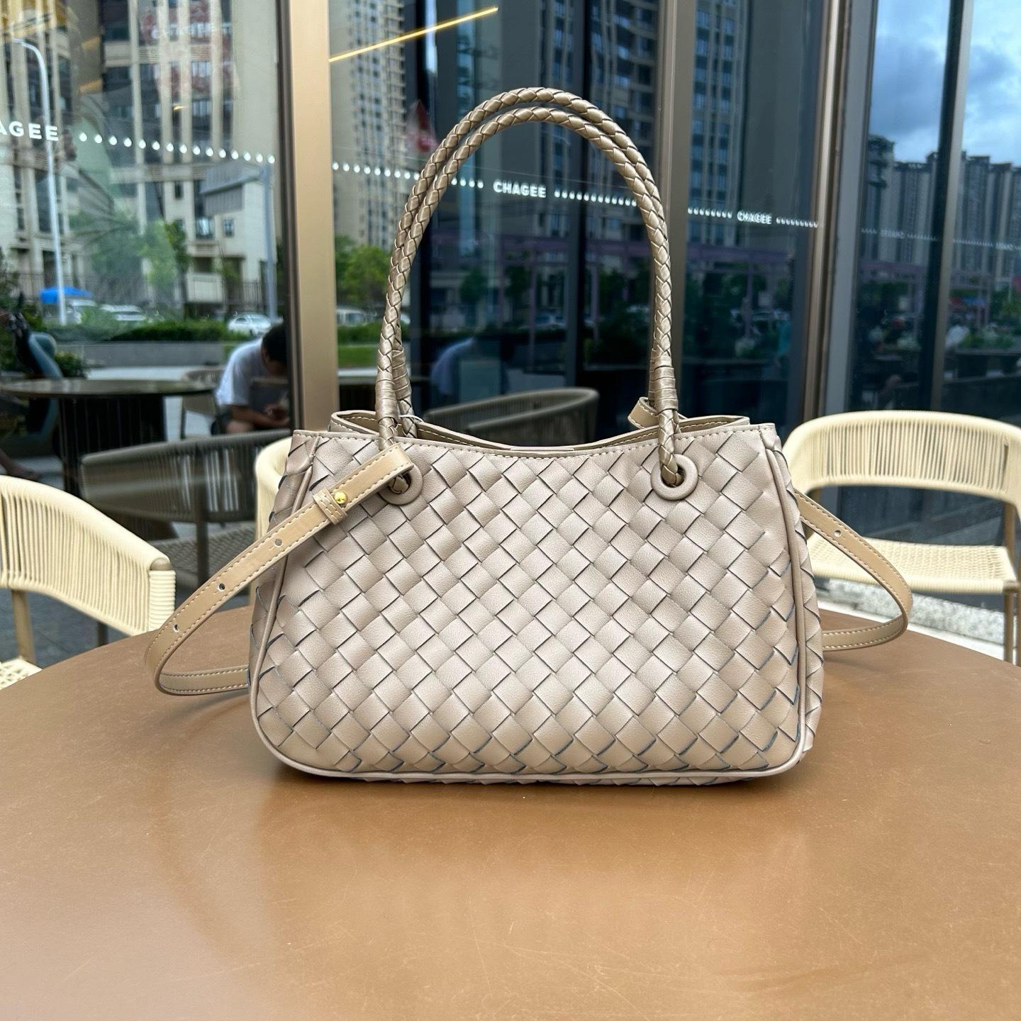 Маленький нишевый роскошный стиль Новая высококачественная сумка-тоут для овощной корзины Одноплечевая для поездок на работу Большая вместимость Плетеная сумка Ручная сумка через плечо 31x19x13cm коричневый/серый
Маленький нишевый роскошный стиль Новая высококачественная сумка-тоут для овощной корзины Одноплечевая для поездок на работу Большая вместимость Плетеная сумка Ручная сумка через плечо 31x19x13cm коричневый/серый