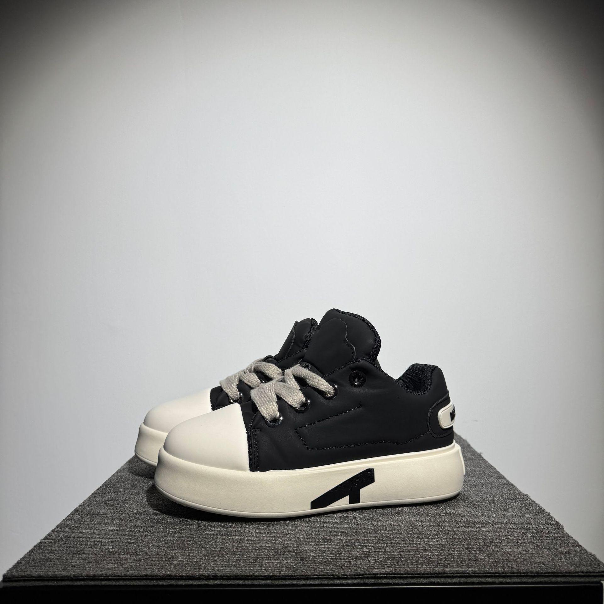 2025 мужская обувь весна новые спортивные туфли на платформе белые туфли молодежные кожаные усиливающие поверхность модные повседневные макетные туфли 44 чёрный
2025 мужская обувь весна новые спортивные туфли на платформе белые туфли молодежные кожаные усиливающие поверхность модные повседневные макетные туфли 44 чёрный