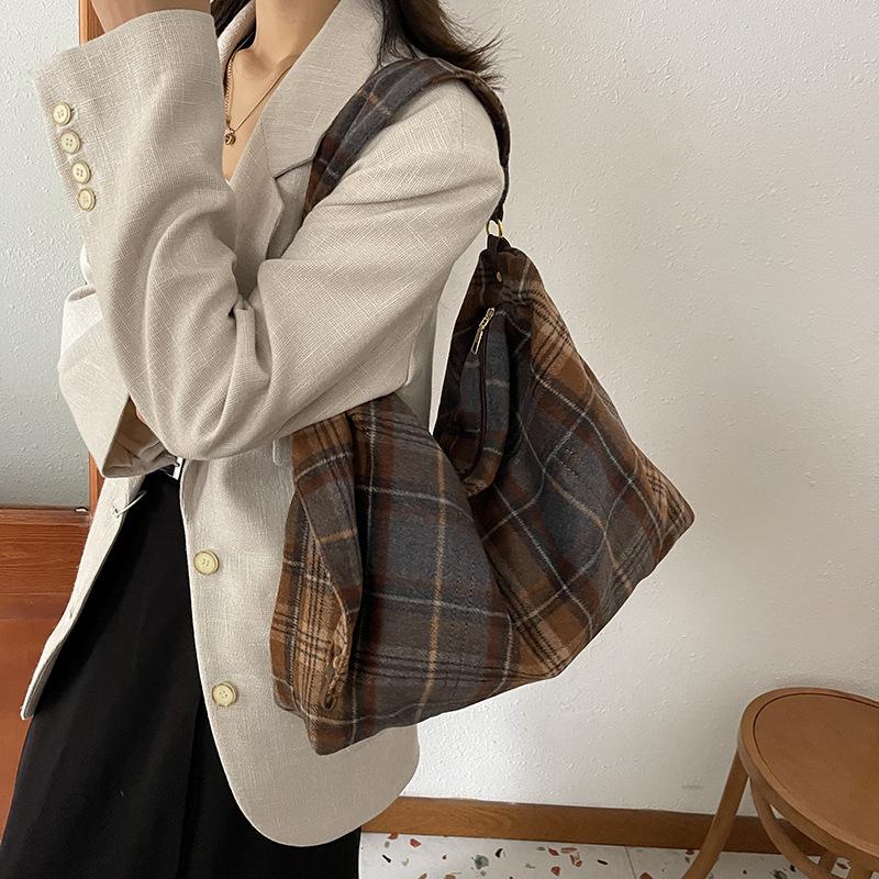Осенне-зимняя модная клетчатая сумка через плечо, большая вместительная сумка для поездок на работу, холщовая сумка, школьная сумка 40*12*31 кофейный
Осенне-зимняя модная клетчатая сумка через плечо, большая вместительная сумка для поездок на работу, холщовая сумка, школьная сумка 40*12*31 кофейный
