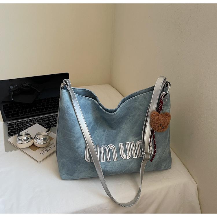 Large bag Women s tote bag Large capacity armpit bag 2025 New retro versatile shoulder commuter bag Crossbody bag
Large bag Women s tote bag Large capacity armpit bag 2025 New retro versatile shoulder commuter bag Crossbody bag