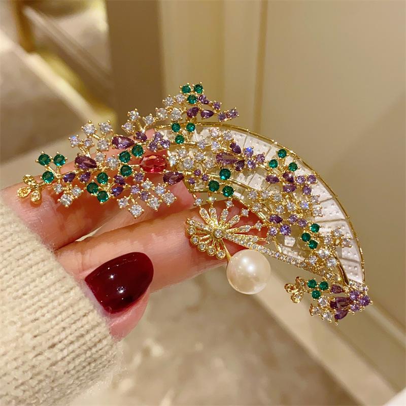 Vintage Elegant High-end Women Girls Fan Crystal Pearl Brooch Badges Fashion High-end Lady Clothing Coat Pin Jewelry Gift
Vintage Elegant High-end Women Girls Fan Crystal Pearl Brooch Badges Fashion High-end Lady Clothing Coat Pin Jewelry Gift