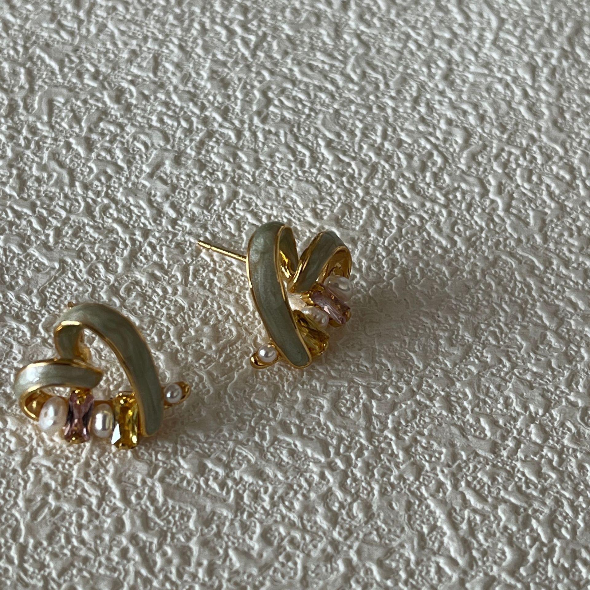 Pearl Love Drop Glaze Hollow Stud Earrings Sweet Girlish Exquisite Small Earrings Light Luxury High-End Earrings
Pearl Love Drop Glaze Hollow Stud Earrings Sweet Girlish Exquisite Small Earrings Light Luxury High-End Earrings