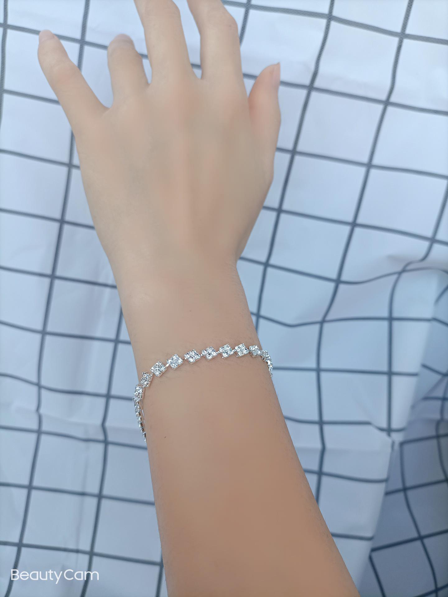 Посеребренный комплект свадебного колье и серег со стразами
Посеребренный комплект свадебного колье и серег со стразами