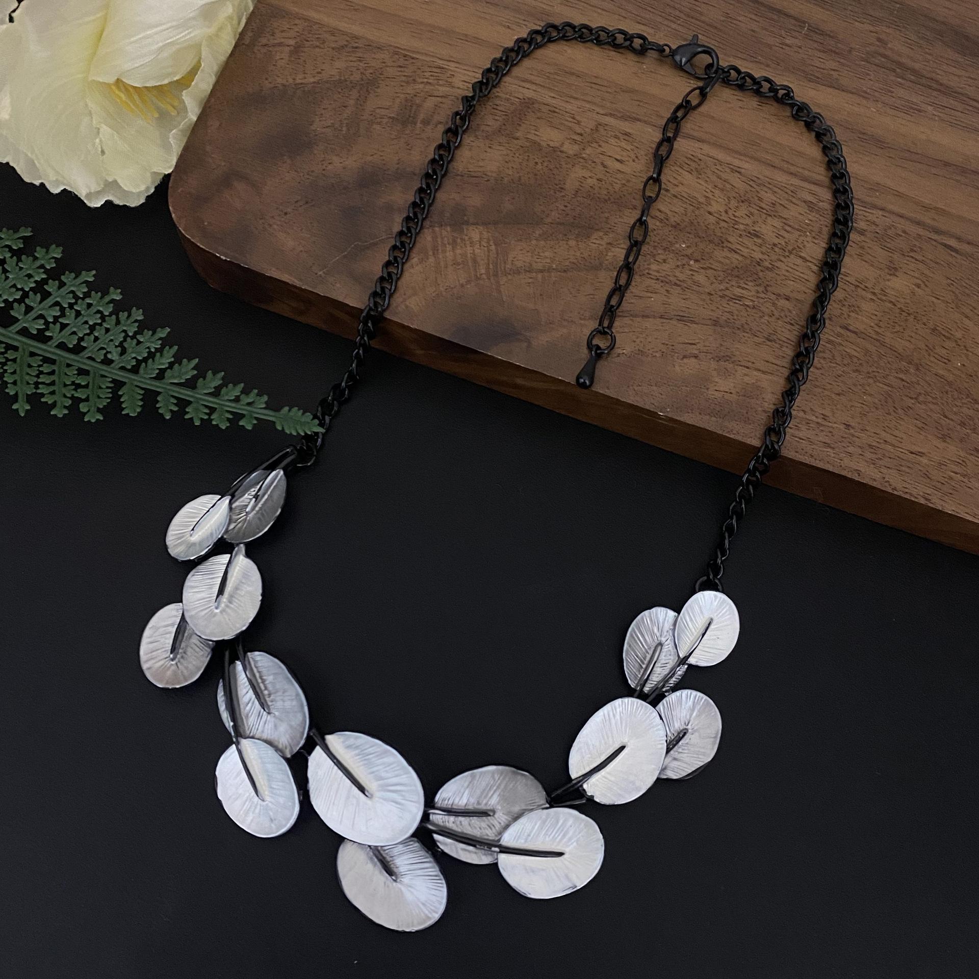 Новое нерегулярное ожерелье из сплава с перьями, модное, с высоким чувством стиля, женское банкетное почерневшее универсальное ожерелье
Новое нерегулярное ожерелье из сплава с перьями, модное, с высоким чувством стиля, женское банкетное почерневшее универсальное ожерелье