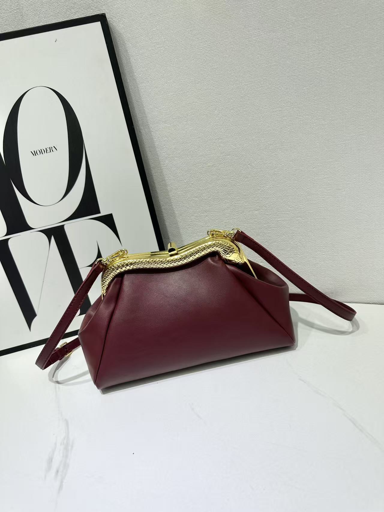 Vintage Women Handbag Lock PU Leather Clip Bags Female Retro Shoulder Bag Lady Purse Black Leather Messenger Bags 30-13-19cm бордовий
Vintage Women Handbag Lock PU Leather Clip Bags Female Retro Shoulder Bag Lady Purse Black Leather Messenger Bags 30-13-19cm бордовий