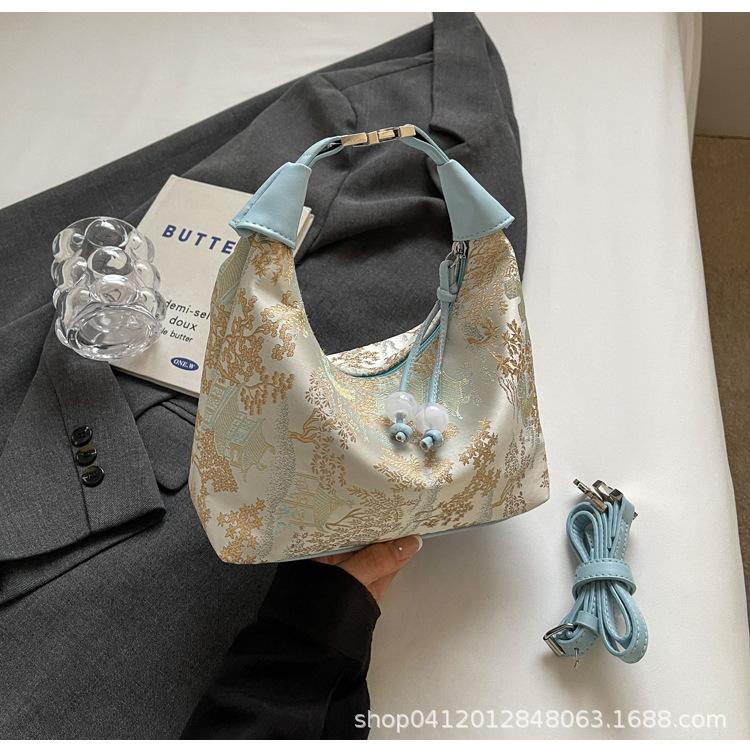 2025 новая сумка национальный стиль супер огонь ручная сумка новая китайская вышитая сумка-мессенджер дизайнерская нишевая сумка для поездок на работу синий
2025 новая сумка национальный стиль супер огонь ручная сумка новая китайская вышитая сумка-мессенджер дизайнерская нишевая сумка для поездок на работу синий