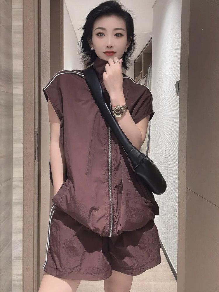 Women s European Fashion Sports Two-Piece Set: Color-Block Striped Sleeveless Zipper Top & Elastic Waist Casual Summer Shorts Large вино красного
Women s European Fashion Sports Two-Piece Set: Color-Block Striped Sleeveless Zipper Top & Elastic Waist Casual Summer Shorts Large вино красного
