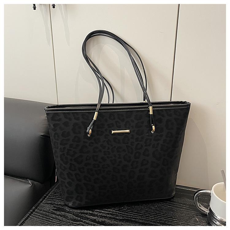 Spring New Women Shoulder Bag Leopard Print Fashiable and Versatile Tote Bag Large Capacity Casual and Simple Handle Bag чёрный
Spring New Women Shoulder Bag Leopard Print Fashiable and Versatile Tote Bag Large Capacity Casual and Simple Handle Bag чёрный