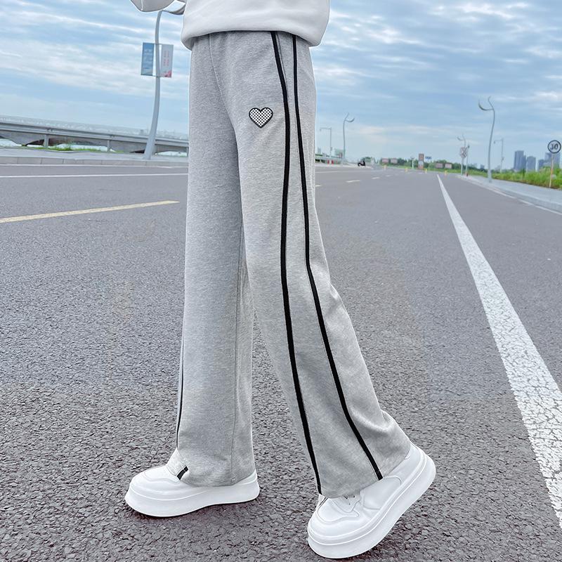 Girls Fashion Bell Bottom Pants 2026 - Spring & Autumn Wide-Leg Sportswear for Kids Size 120 for 105-115cm height
Girls Fashion Bell Bottom Pants 2026 - Spring & Autumn Wide-Leg Sportswear for Kids Size 120 for 105-115cm height