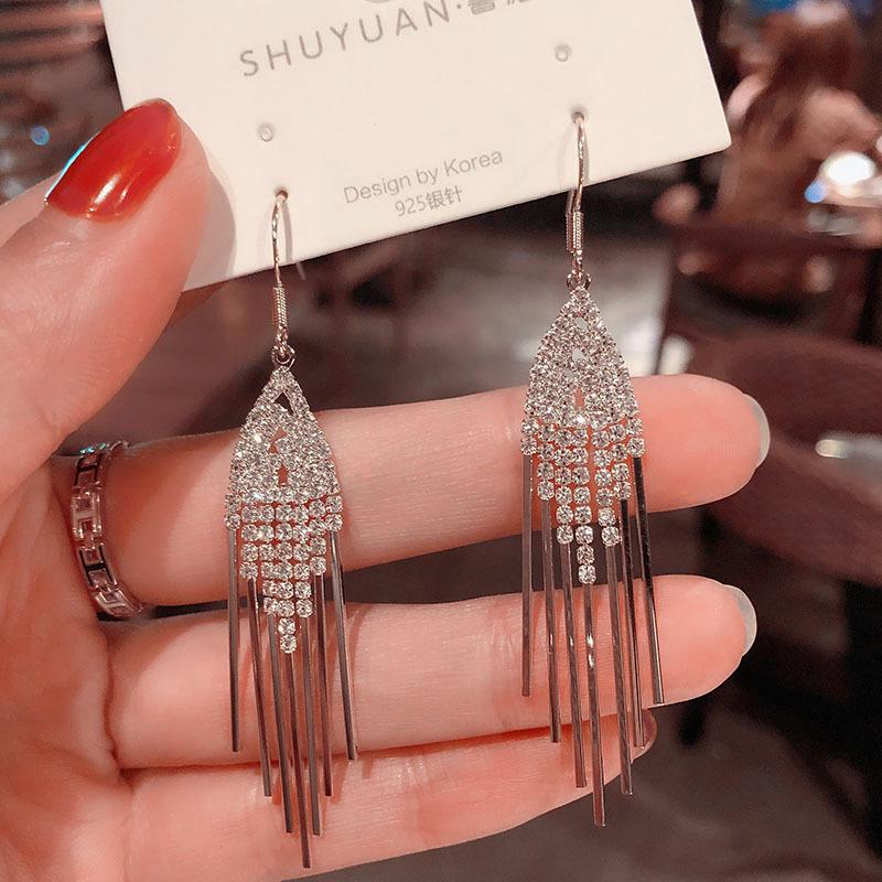 High-end Fringed Earrings with A Long Hook Design for The Ears, Featuring Full Diamonds As The Jewelry. срібний
High-end Fringed Earrings with A Long Hook Design for The Ears, Featuring Full Diamonds As The Jewelry. срібний