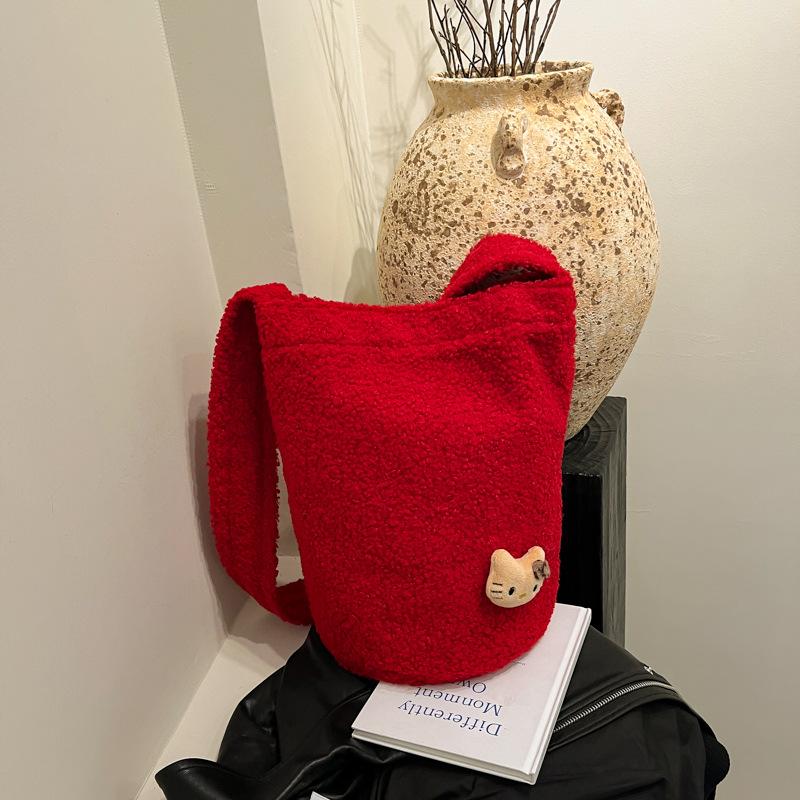 Корейская версия модной женской сумки-ведра, осень-зима 2025, новая простая сумка через плечо из овечьей шерсти в стиле ретро, плюшевая сумка для девушки. красный
Корейская версия модной женской сумки-ведра, осень-зима 2025, новая простая сумка через плечо из овечьей шерсти в стиле ретро, плюшевая сумка для девушки. красный
