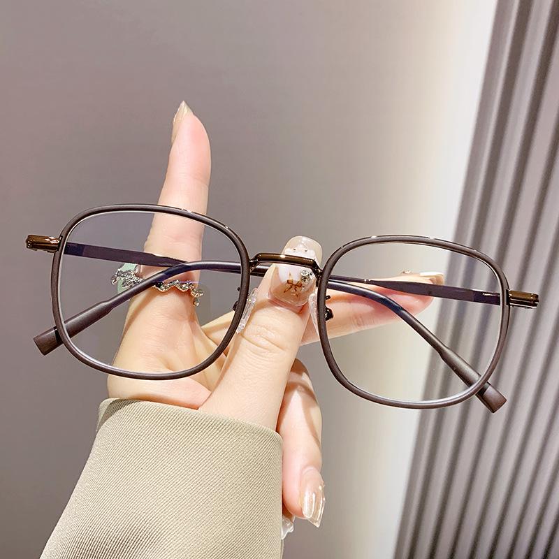 Women s Fashionable Round Anti-Blue Light Slimming Glasses with Brown Frames Plain Lens
Women s Fashionable Round Anti-Blue Light Slimming Glasses with Brown Frames Plain Lens
