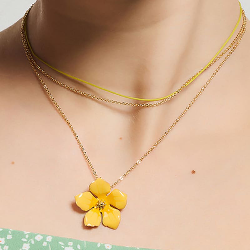 Dana Burton Luna Blossom Flower Necklace soft blue
Dana Burton Luna Blossom Flower Necklace soft blue