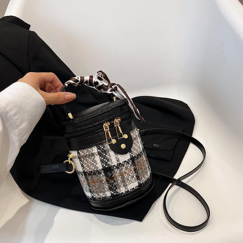 DIY Handmade Woven Bucket Bag Kit - Fashionable Shoulder Crossbody, Hand-Sewn, Perfect Gift for Girlfriend or Bestie.
DIY Handmade Woven Bucket Bag Kit - Fashionable Shoulder Crossbody, Hand-Sewn, Perfect Gift for Girlfriend or Bestie.