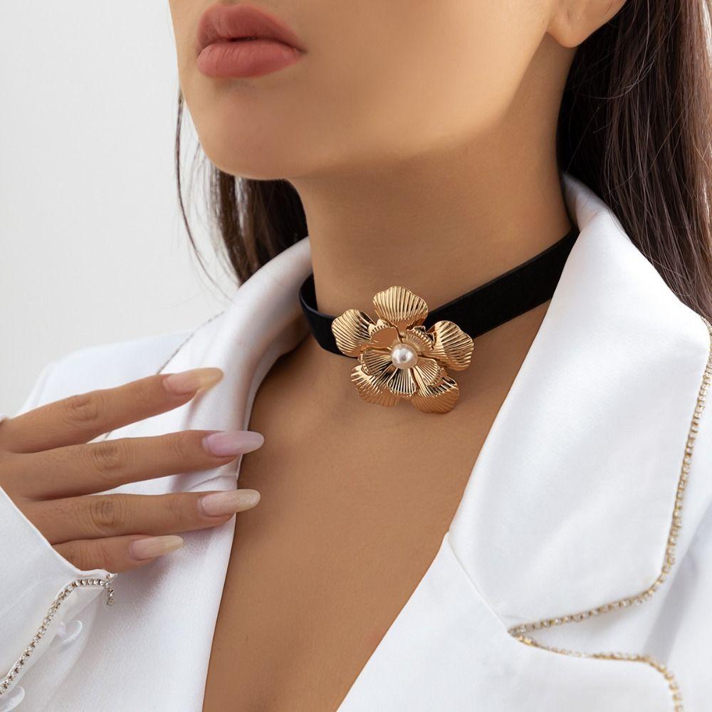 Creative Black Velvet Necklace Jewelry Accessories Clavicle Chain Rose Flower Choker Necklace
Creative Black Velvet Necklace Jewelry Accessories Clavicle Chain Rose Flower Choker Necklace