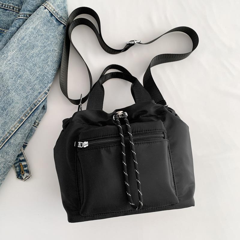 1 Piece Of Pure Color Shoulder Bag For Women Versatile Hand-Held Crossbody Bag Fashionable Bucket Bag That Can Hold Mobile Phone
1 Piece Of Pure Color Shoulder Bag For Women Versatile Hand-Held Crossbody Bag Fashionable Bucket Bag That Can Hold Mobile Phone