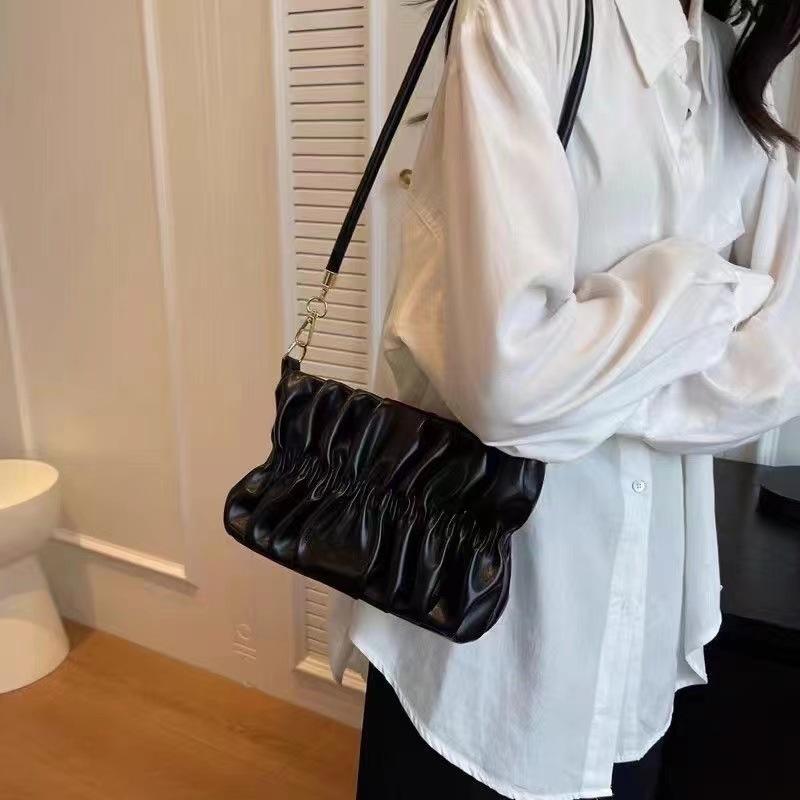 Pink portable shoulder bag female, summer new fashion versatile pleated cloud chain messenger bag mobile phone чорний
Pink portable shoulder bag female, summer new fashion versatile pleated cloud chain messenger bag mobile phone чорний