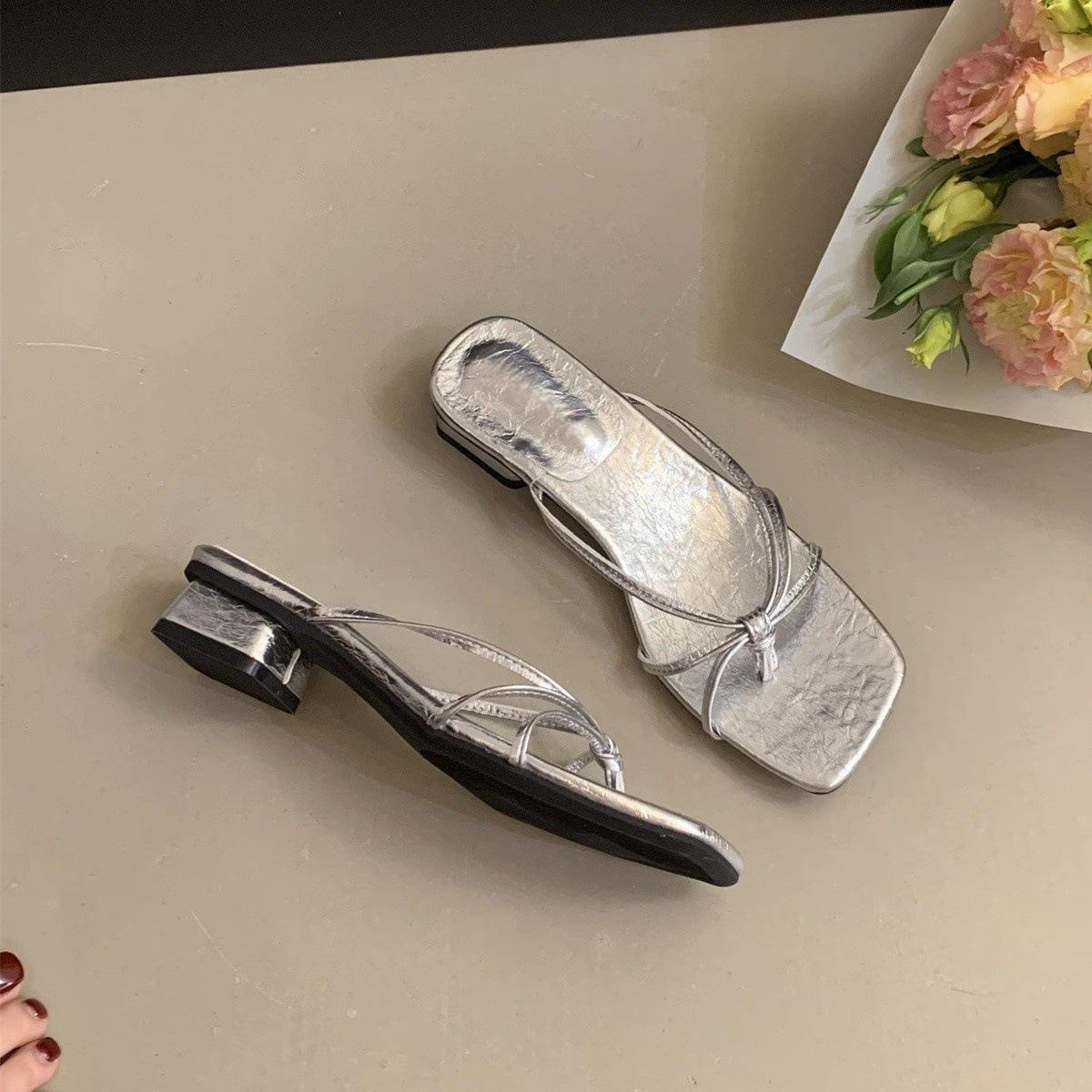 French beautiful cool slippers women s summer square head sandals 2025 new temperament skirt thin belt thick heel slippers 40
French beautiful cool slippers women s summer square head sandals 2025 new temperament skirt thin belt thick heel slippers 40